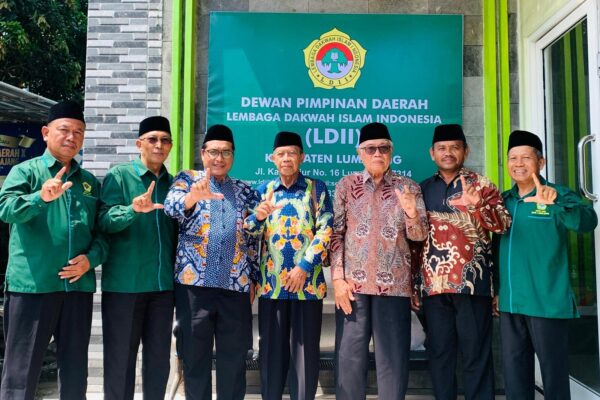 Tokoh Lumajang mengikuti bedah buku LDII secara online di Sekretariat DPD LDII Lumajang