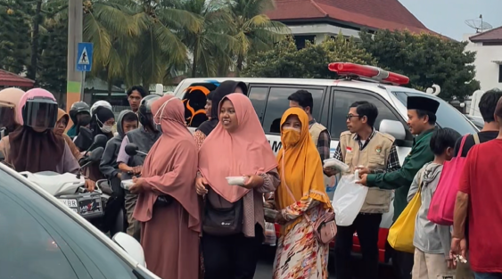 LDII berbagi takjil kepada masyarakat